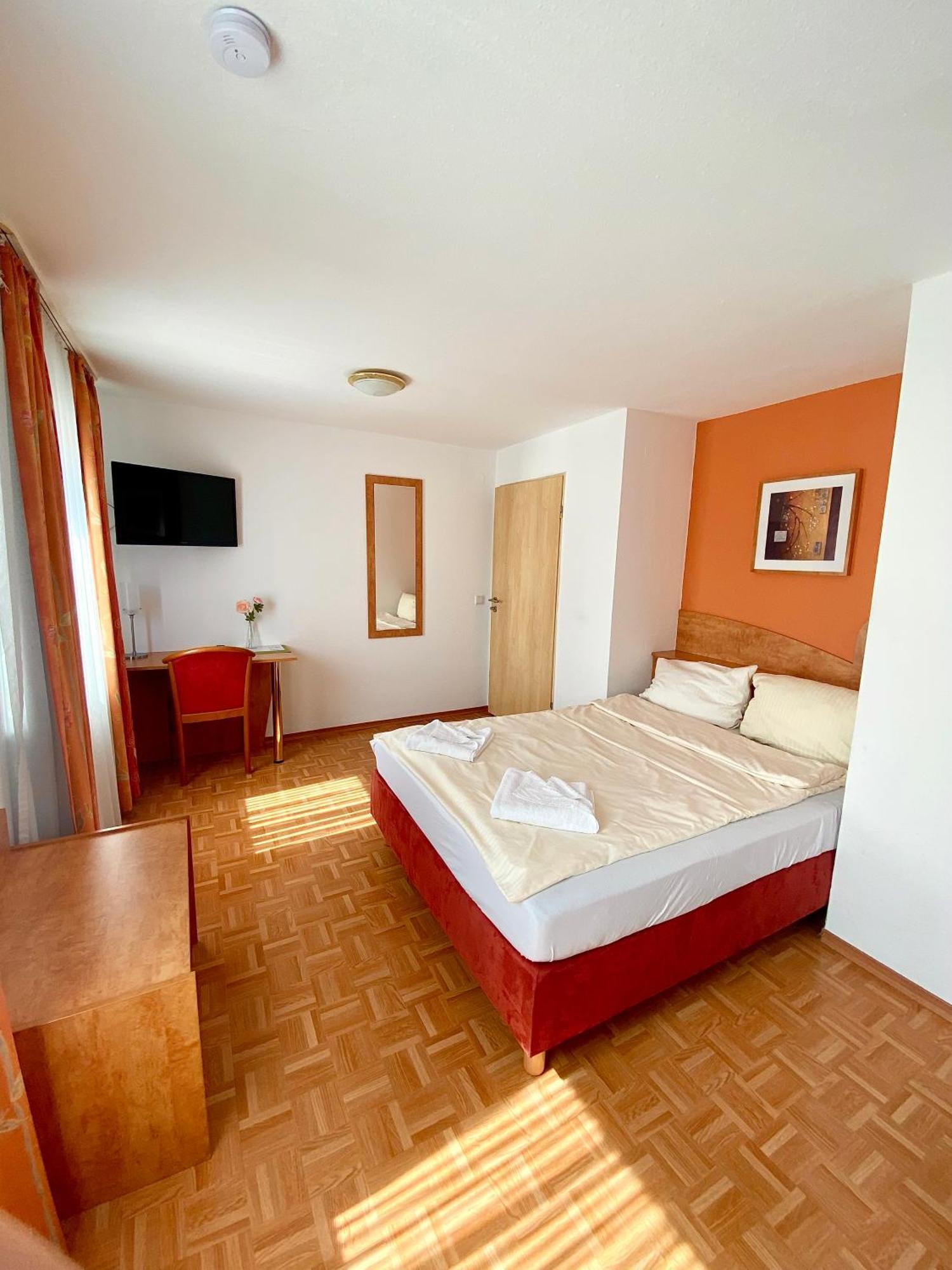 Hotel Gasthof Rose Guenzburg Exterior photo